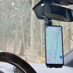 LOUNGE-IT Car phone holder mounted on dashboard mirror displaying navigation on smartphone